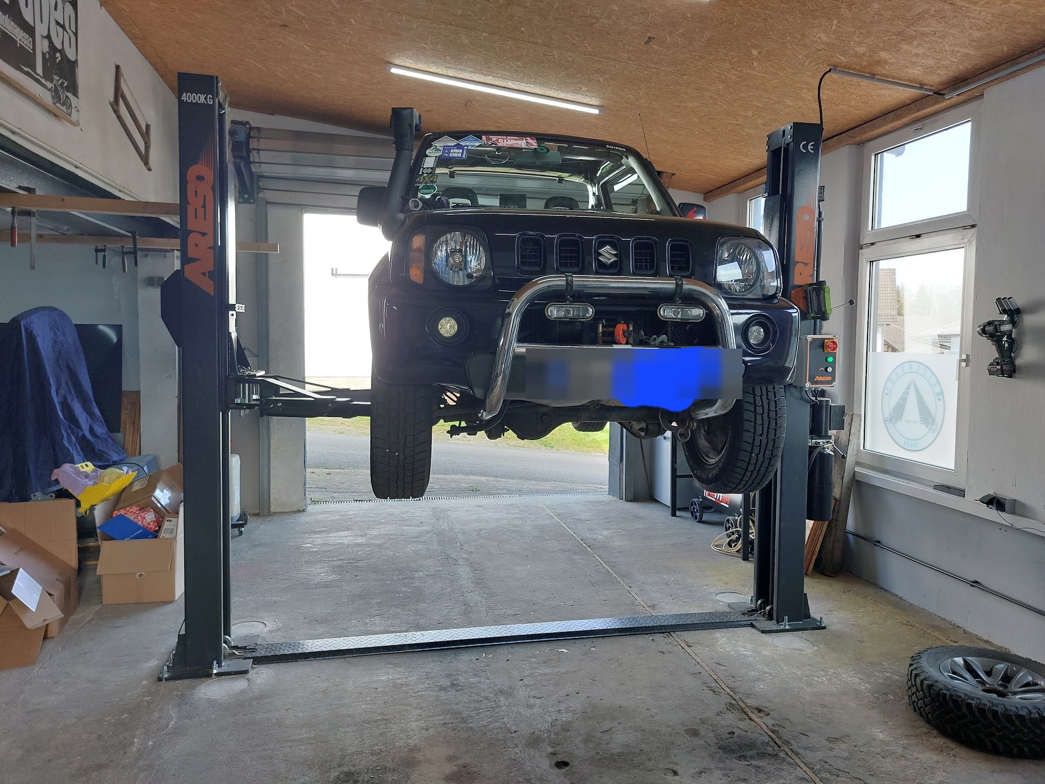 Fahrzeug auf der Hebebuehne in der Werkstatt