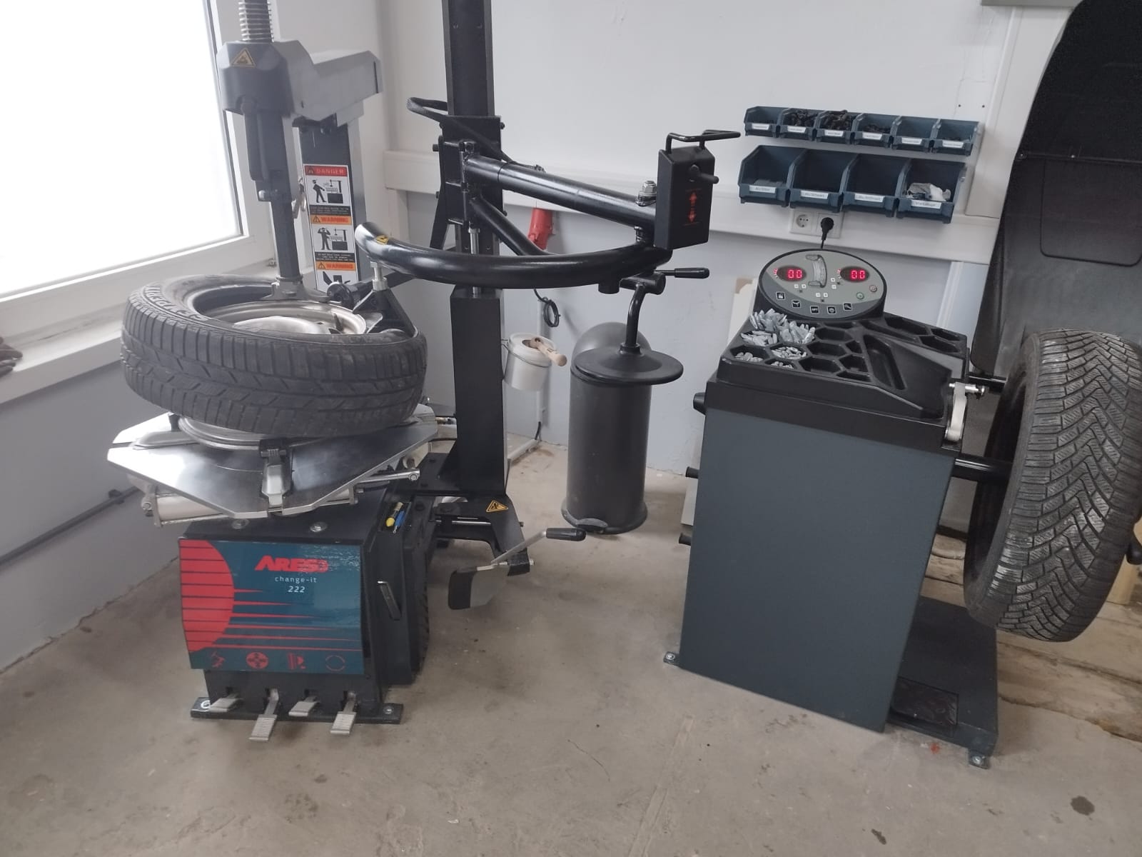 Reifenmontiermaschine und Auswuchtmaschine in der Werkstatt