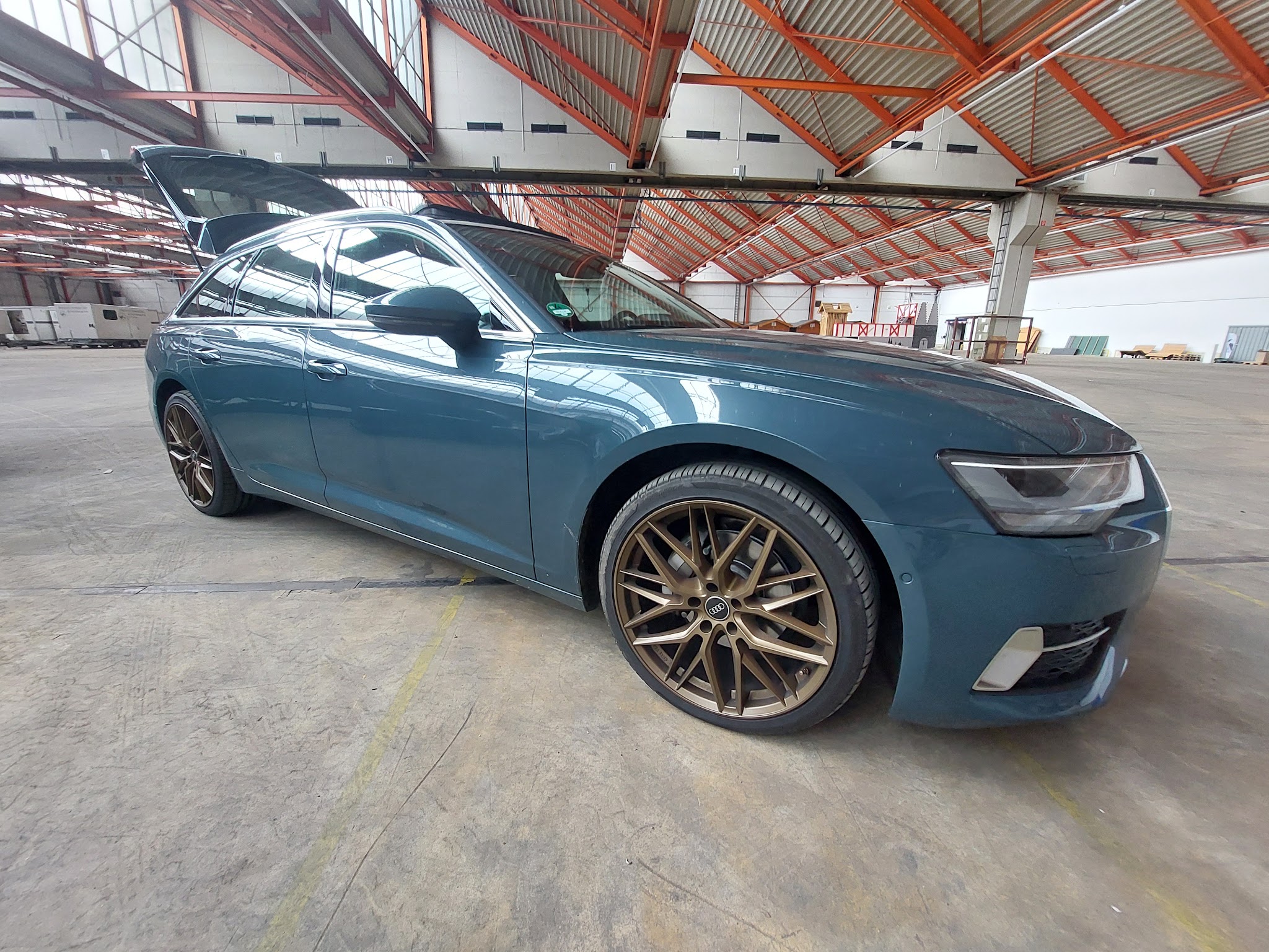 Audi A6 Avant auf bronzefarbenen Alufelgen