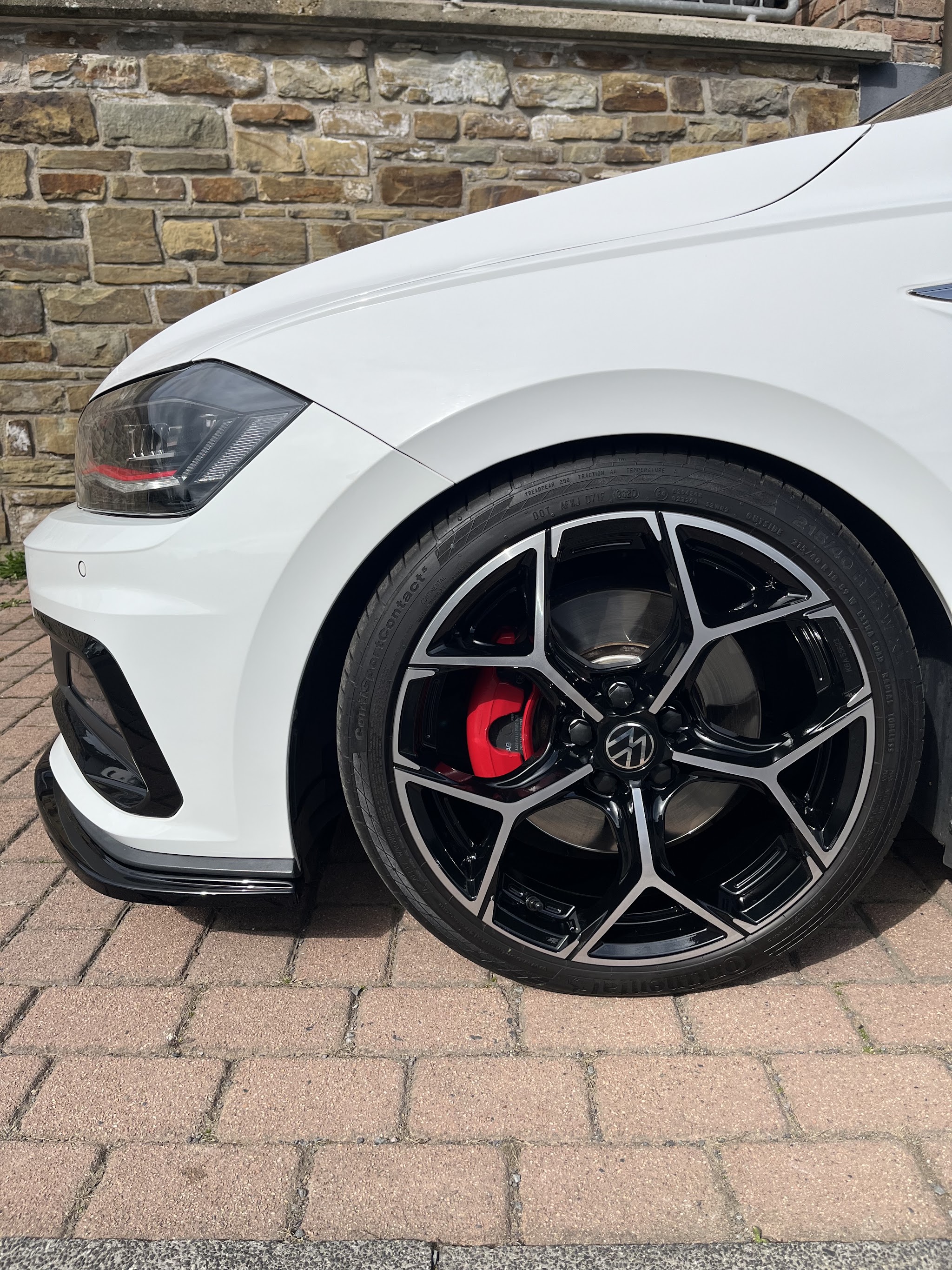 Fertig montierter Sommerreifen auf der Alufelge eines VW Polo GTI